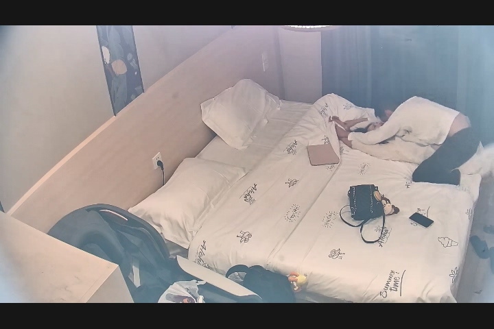 图片[2]-2025-11-8酒店偷拍 人瘦鸡巴长小伙后入无套草自己的老婆，各种姿势配合-老宋小屋