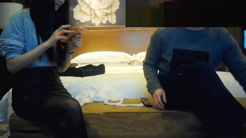 【MP4/712MB】黑丝大长腿极品外围美女酒店高价钱援交土豪啪啪,性感小翘臀,粉嫩美穴道具调教后疯狂抽插!-老宋小屋