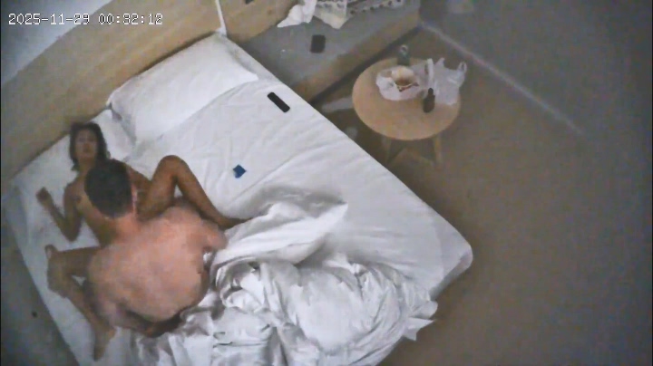 图片[4]-2025-11-29酒店偷拍 黑色卫衣女孩脱光衣服裸睡等待男朋友的到来-老宋小屋