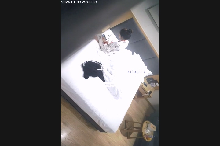 1-11流出天眼酒店偷拍娇小甜美美女被男炮友放腿上抱着操穴-老宋小屋