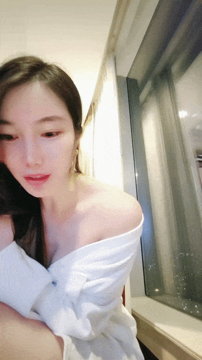 極度風騷美禦姐！酒店約炮中年大叔！黑絲美腿高跟鞋，黑繩捆綁蹲着吃屌，掰開騷穴扣弄，抱起來操-老宋小屋