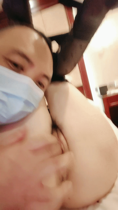 图片[4]-極度風騷美禦姐！酒店約炮中年大叔！黑絲美腿高跟鞋，黑繩捆綁蹲着吃屌，掰開騷穴扣弄，抱起來操-老宋小屋