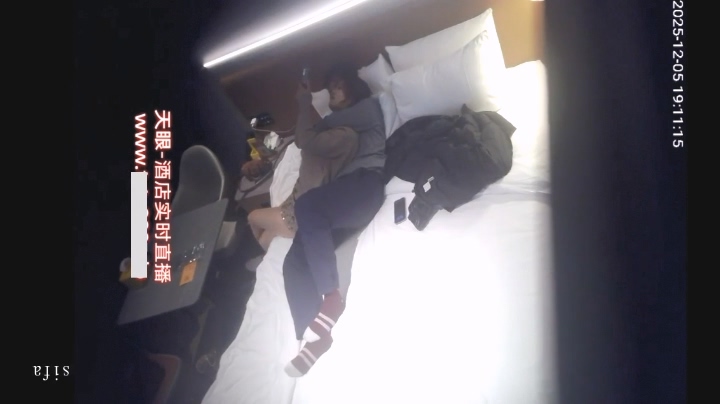 2025-12-5酒店偷拍 高颜值小美女和男友开房给操后帮男友舔干净-老宋小屋