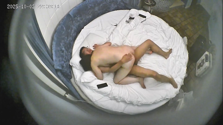 图片[4]-2025-10-3酒店偷拍 扒开可爱女友的睡衣操完后温柔的抱去洗香香-老宋小屋