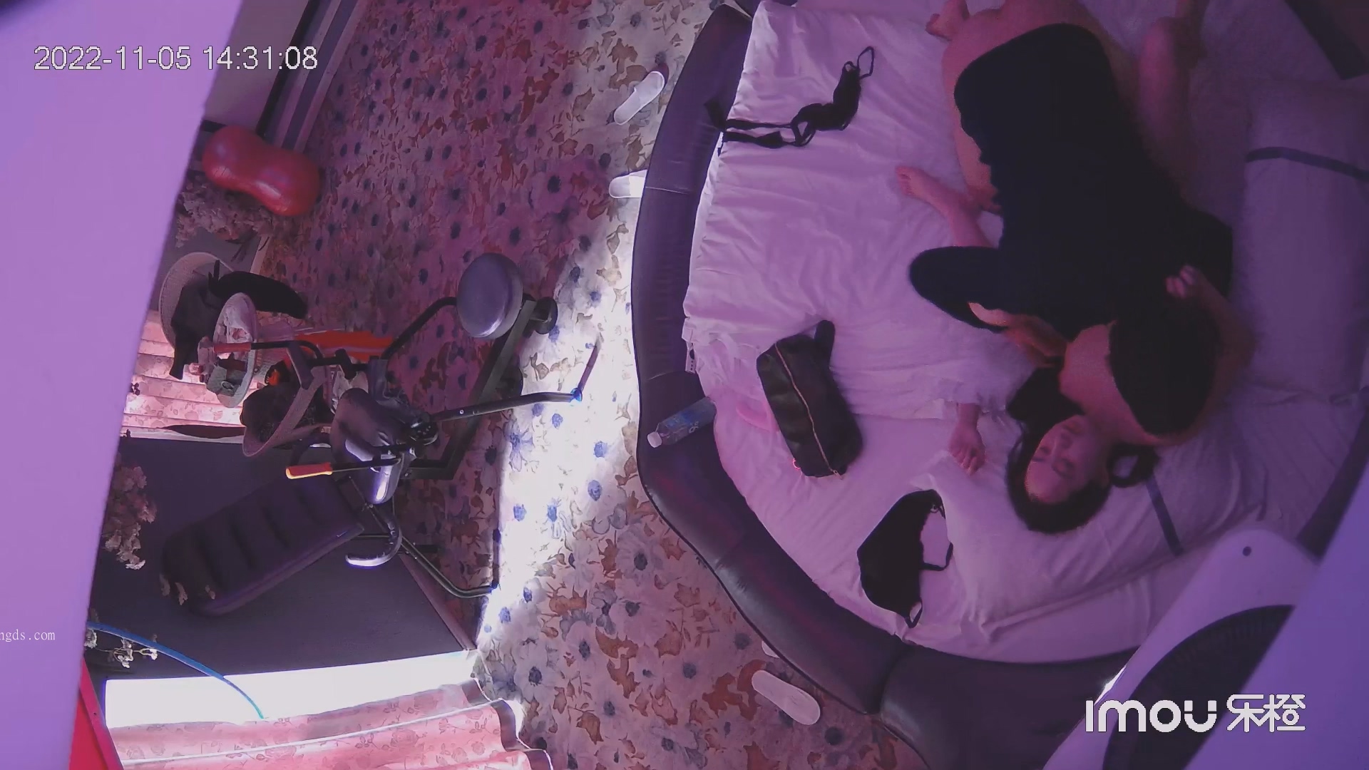 图片[2]-11-5未流出酒店偷拍 很有韵味的四川少妇，做爱时双手双脚绑住，用电动玩具插逼-老宋小屋