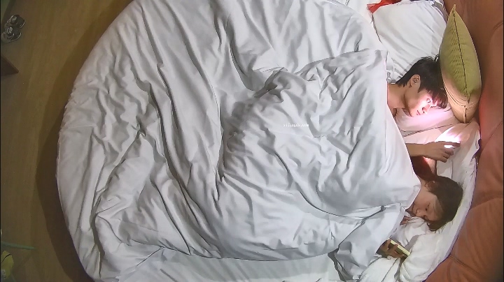 图片[2]-2025-11-17酒店偷拍 瘦猴小伙遇上甜美女友酝酿好久才翻身打扑克-老宋小屋