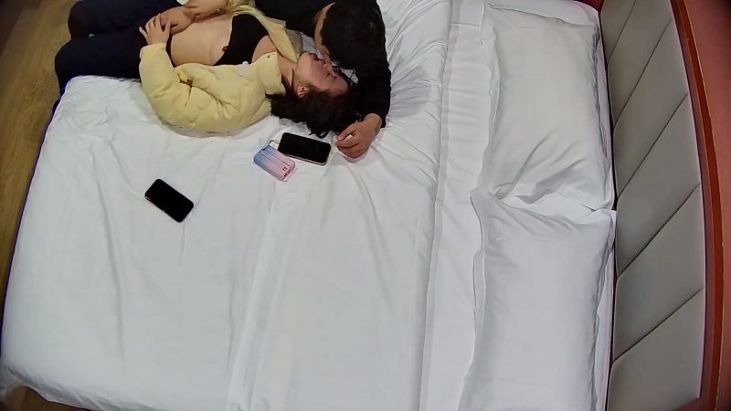 10-11流出民宿酒店近视角高清偷拍在喝美汁源年纪的学生妹帮社会大哥用穴排浓精-老宋小屋