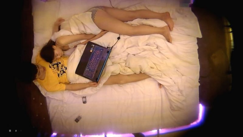 高颜值清纯大一美女和男友约会带着笔记本到酒店看电影,开始还很规矩-老宋小屋