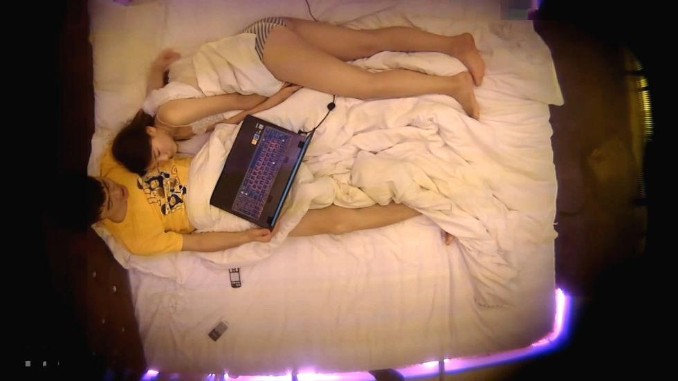 图片[1]-高颜值清纯大一美女和男友约会带着笔记本到酒店看电影,开始还很规矩-老宋小屋