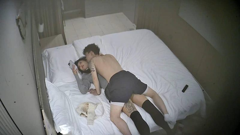 12-14酒店偷拍 校园甜美JK裙啪啪后喜欢裸奔展示美丽的纹身裸着袒胸露乳的玩手机-老宋小屋