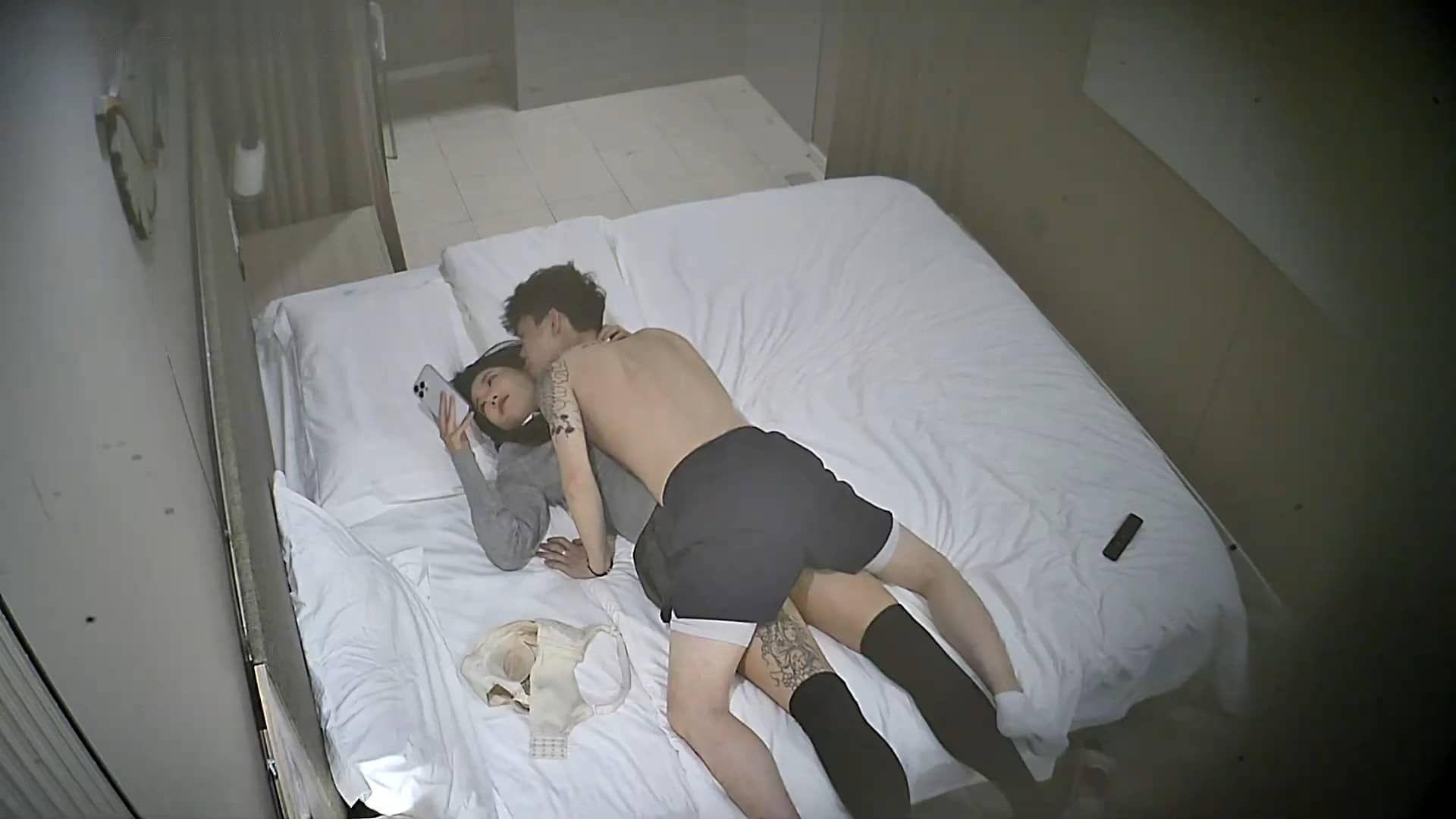 图片[1]-12-14酒店偷拍 校园甜美JK裙啪啪后喜欢裸奔展示美丽的纹身裸着袒胸露乳的玩手机-老宋小屋