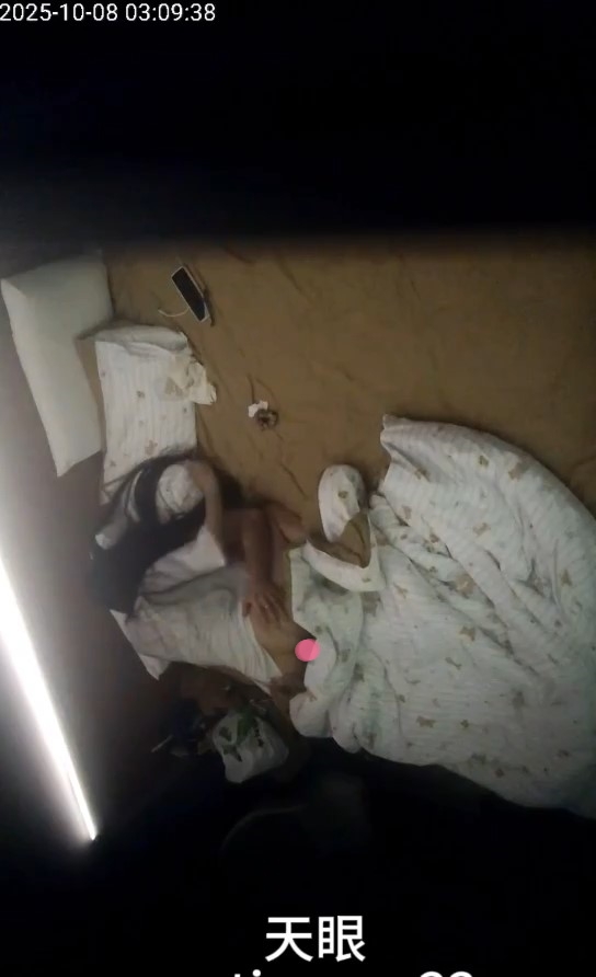 图片[3]-2025-10-8天眼酒店偷拍 有些害羞的大眼长发美女主动求操，男友后入打屁股啪啪-老宋小屋