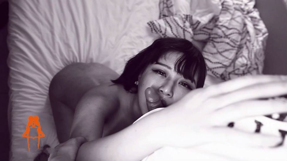 图片[1]-某公司签约美女嫩模酒店拍摄完大尺度资源后为出名讨好2摄影师被当场潜规则啪啪3P-老宋小屋