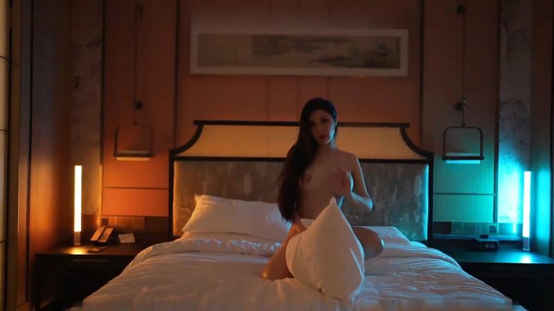 网红VIP合集-秀人豪乳嫩模田冰冰大床搔首舞动白虎嫩穴+清纯美眉酒店3P大乱斗-老宋小屋