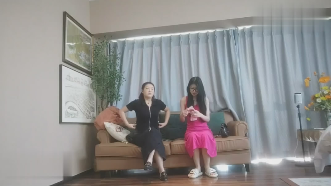 图片[2]-探花大神老王❤️酒店大战白领兼职两闺蜜双飞各种姿势插，最后接到电话说有查房才放过她俩骚货[MP4/654MB]-老宋小屋