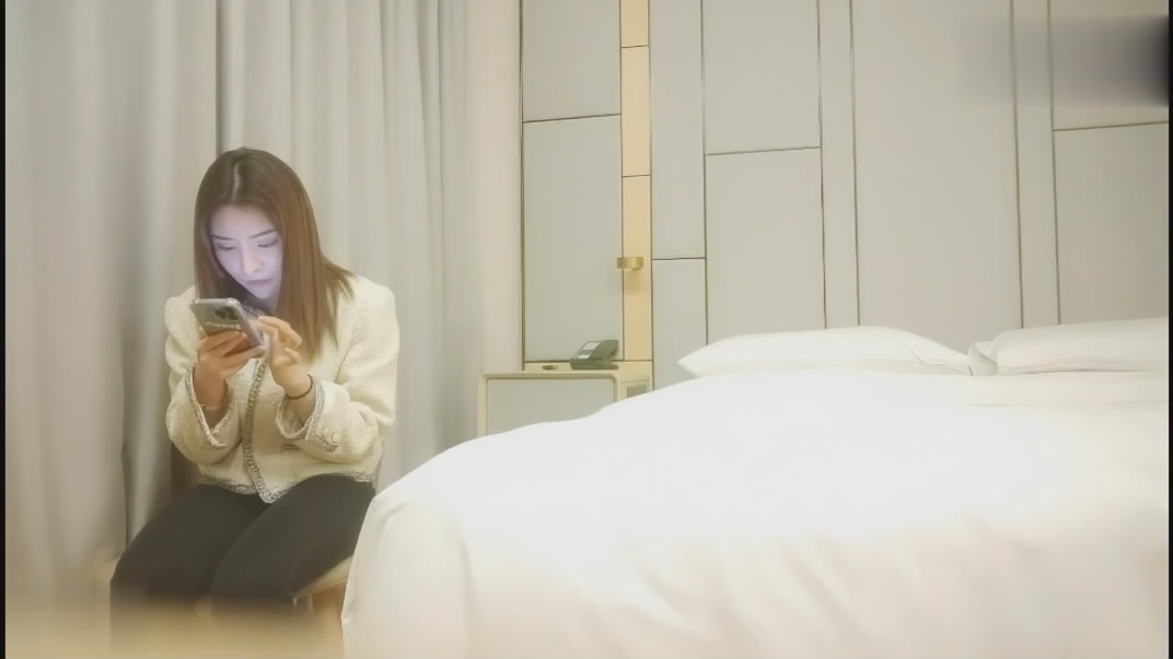 图片[1]-探花老司机眼镜哥酒店约炮大奶兼职妹子 在床上掰穴揉搓深喉口交后骑乘猛操看妹子表情有点吃不消-老宋小屋