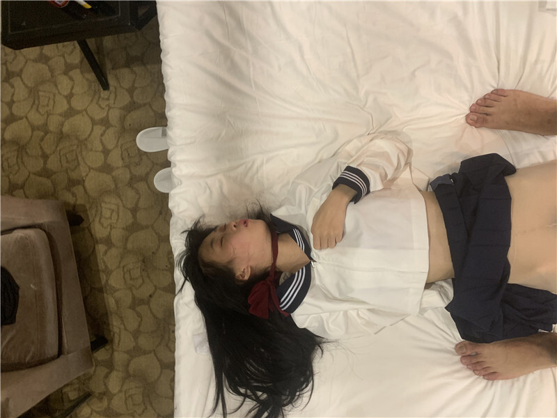 图片[10]-迷翻新来的美女实习生带回酒店换上白丝各种姿势玩[MP4/1490MB]-老宋小屋