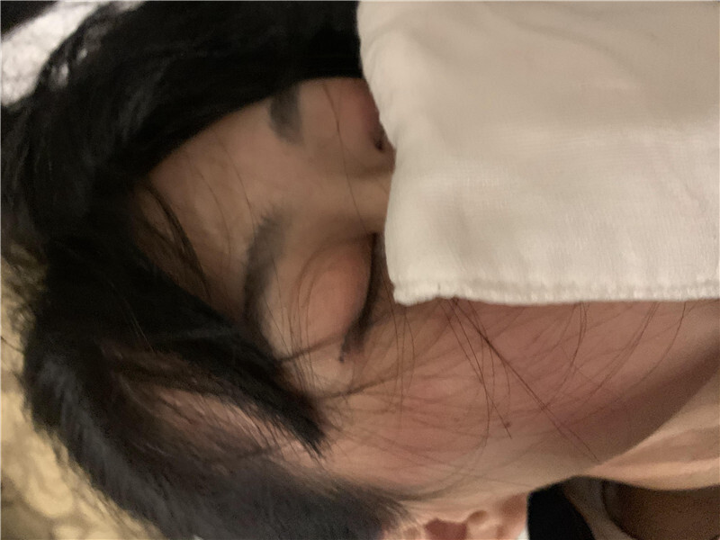 图片[2]-迷翻新来的美女实习生带回酒店换上白丝各种姿势玩[MP4/1490MB]-老宋小屋