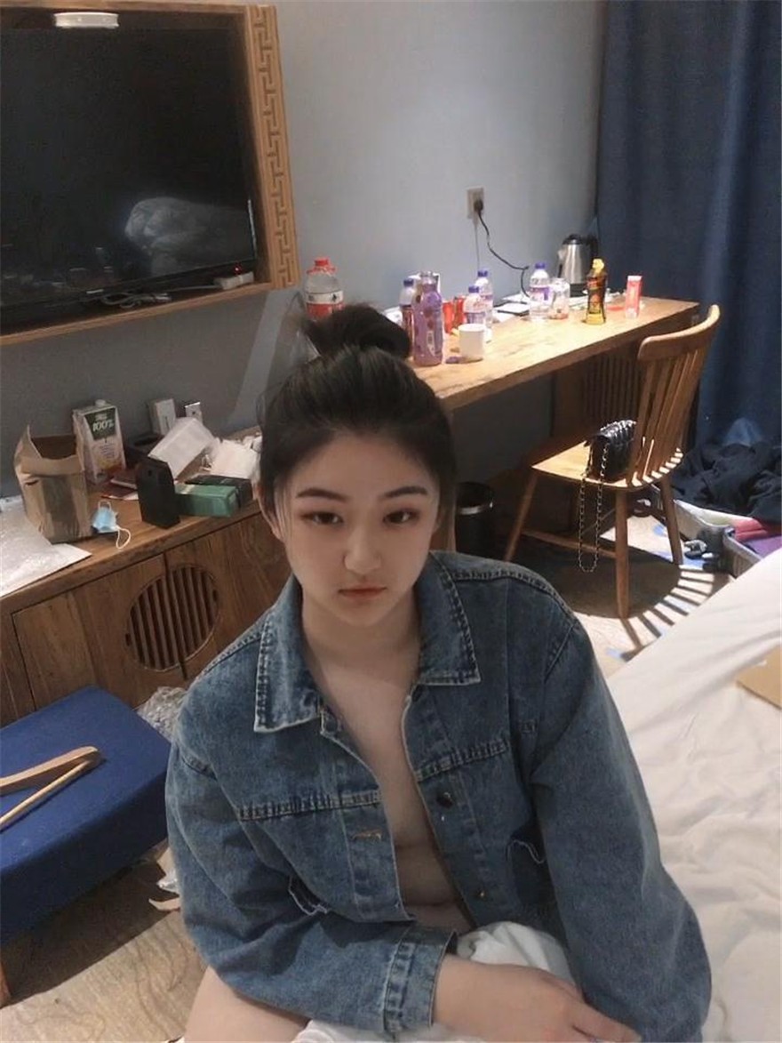 图片[1]-酒店约操有点婴儿肥的美女同事??完美露脸最后射了她一脸-老宋小屋