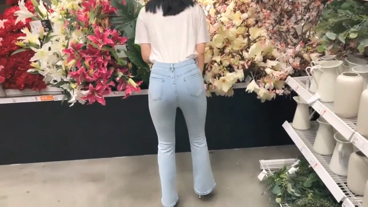 图片[3]-☀️极品玲珑身材☀️花店偶遇牛仔裤女神，带到酒店没想到这么主动，紧身牛仔裤完美显现极品身材，玲珑身段草不够[MP4/204MB]-老宋小屋