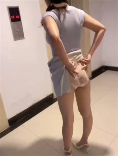 图片[2]-【最新封神❤️极品性爱】⚡灌醉美女邻居⚡新作->美女邻居酒店露出 开门后入爆操 淫叫声响彻整层楼 [MP4/467MB]-老宋小屋