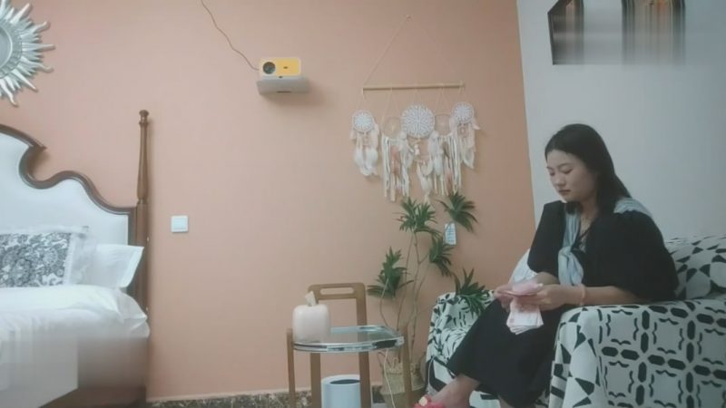 探花老王出差❤️酒店约炮19岁大女学生身穿韩服身材小巧玲珑逼逼粉嫩，手扣出水[MP4/413MB]-老宋小屋