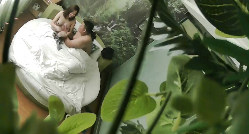 图片[2]-酒店偷拍戴着口罩怕人看见的气质美少妇和单位领导下班偷情,干了一次没过瘾-老宋小屋