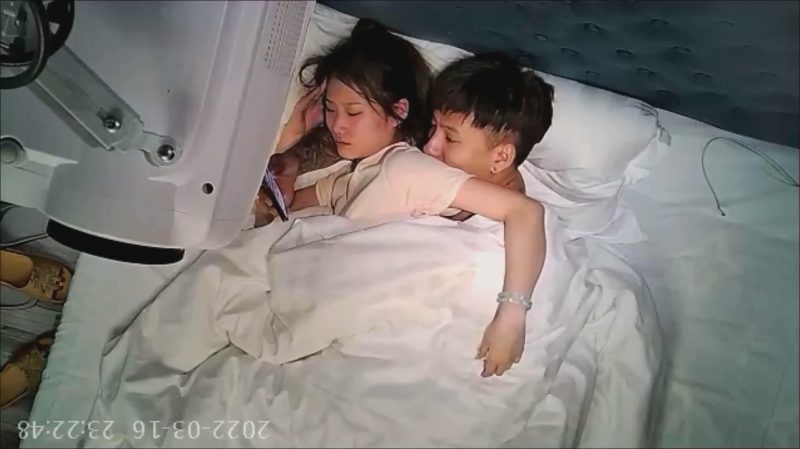 3.18酒店偷拍 纹身猛男一边看片一边操自己的清纯女友，叫声诱人-老宋小屋