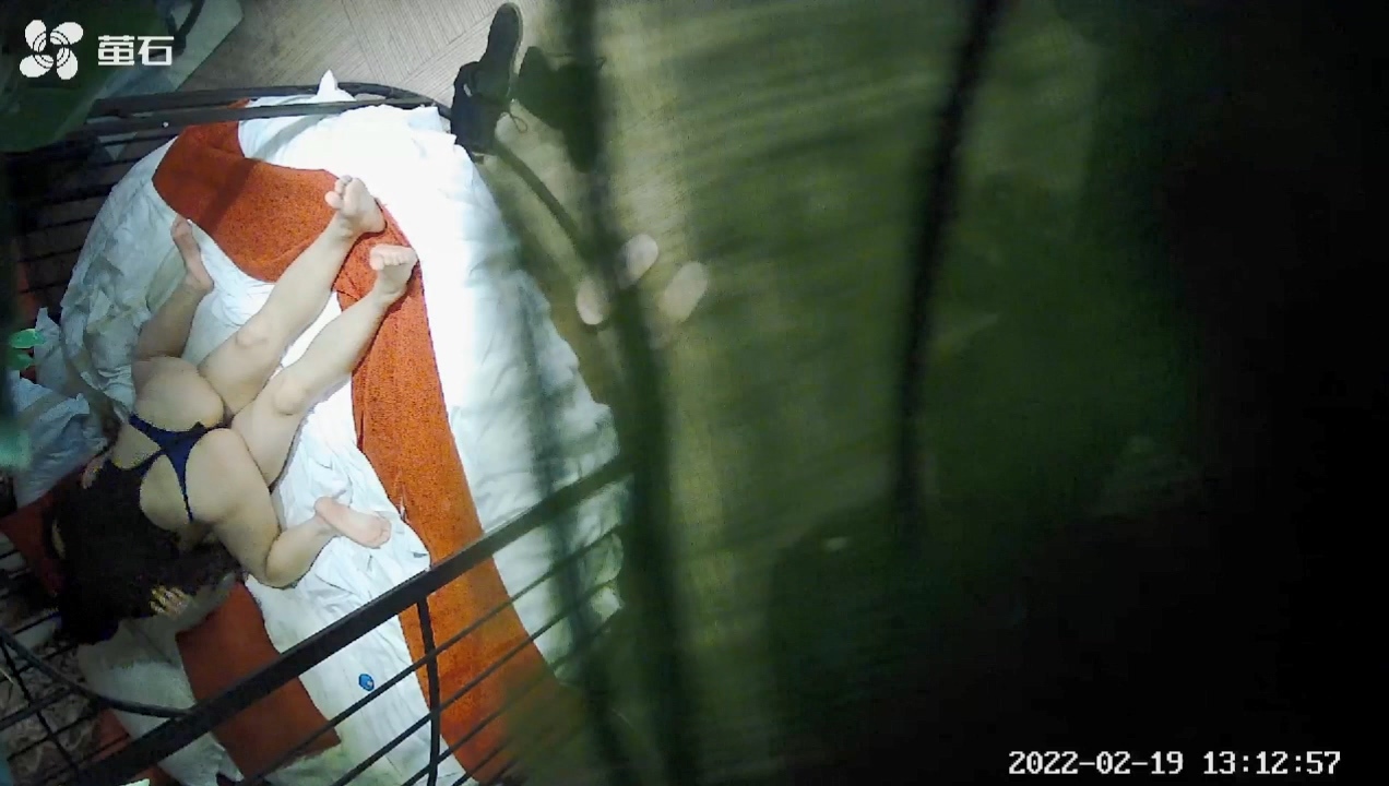 图片[1]-2022.2.19萤石云酒店偷拍中年情人，身穿定子内裤，女上位上演活春宫-老宋小屋