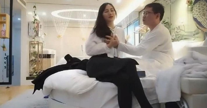 在豪华酒店和风情十足御姐做爱，白衣黑裙丰腴肉感，抱着白白嫩嫩肉体啪啪狠狠插入-老宋小屋