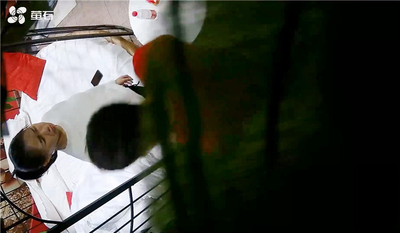 图片[2]-《萤石云破解》小伙带着漂亮女友酒店开房洗完澡先给她做个全身按摩放松放松再开战[MP4/942MB]-老宋小屋