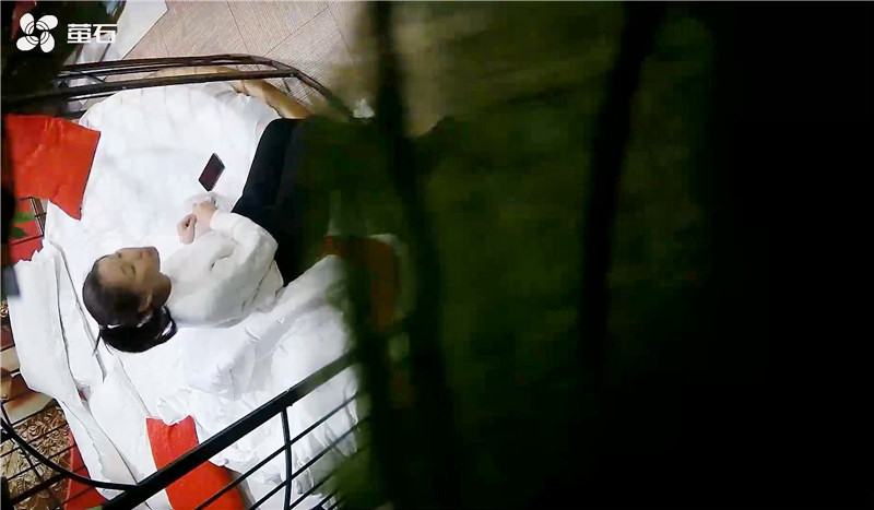 《萤石云破解》小伙带着漂亮女友酒店开房洗完澡先给她做个全身按摩放松放松再开战[MP4/942MB]-老宋小屋