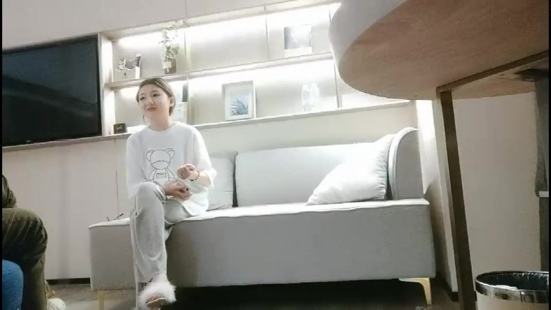 约啪年轻漂亮粉嫩嫩小少女酒店做爱 很有情趣 精致黑衣苗条身材 没想到看到鸡巴不愿意操了 只好赤裸陪伴-老宋小屋