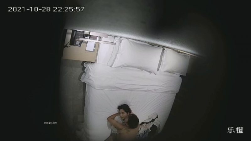 10.29萤石云酒店偷拍大学生情侣开房，进门就迫不及待来一炮，打一会游戏继续操-老宋小屋