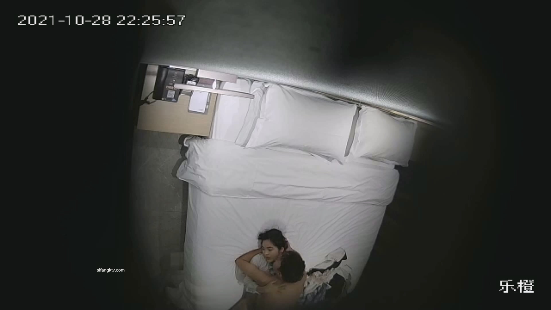 图片[1]-10.29萤石云酒店偷拍大学生情侣开房，进门就迫不及待来一炮，打一会游戏继续操-老宋小屋