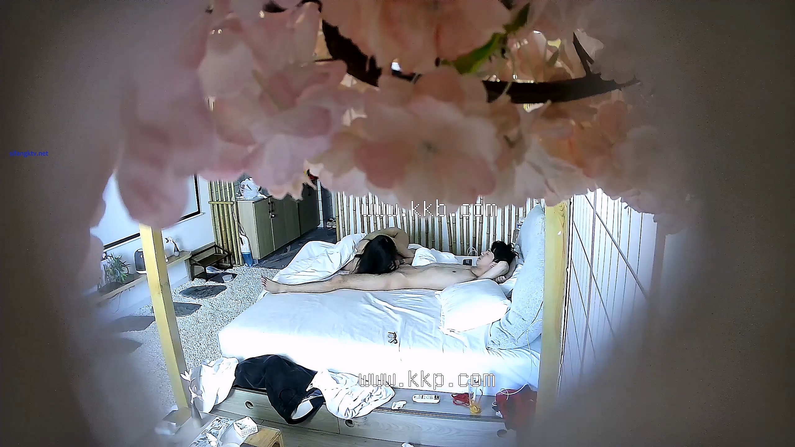 图片[2]-新流出酒店偷❤️苗条身材JK短裙学妹退房前和男友最后温存-老宋小屋