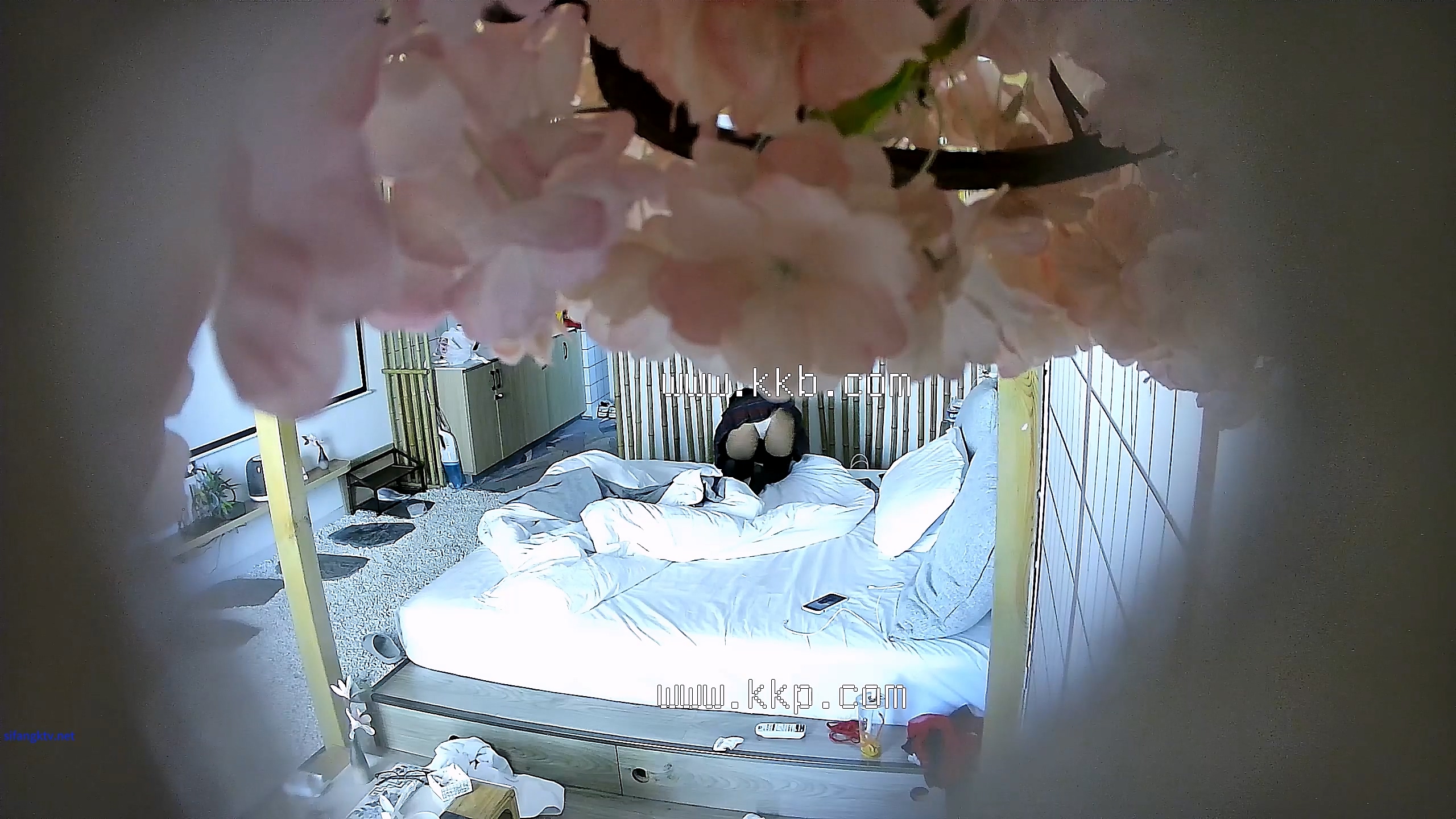 图片[3]-新流出酒店偷❤️苗条身材JK短裙学妹退房前和男友最后温存-老宋小屋