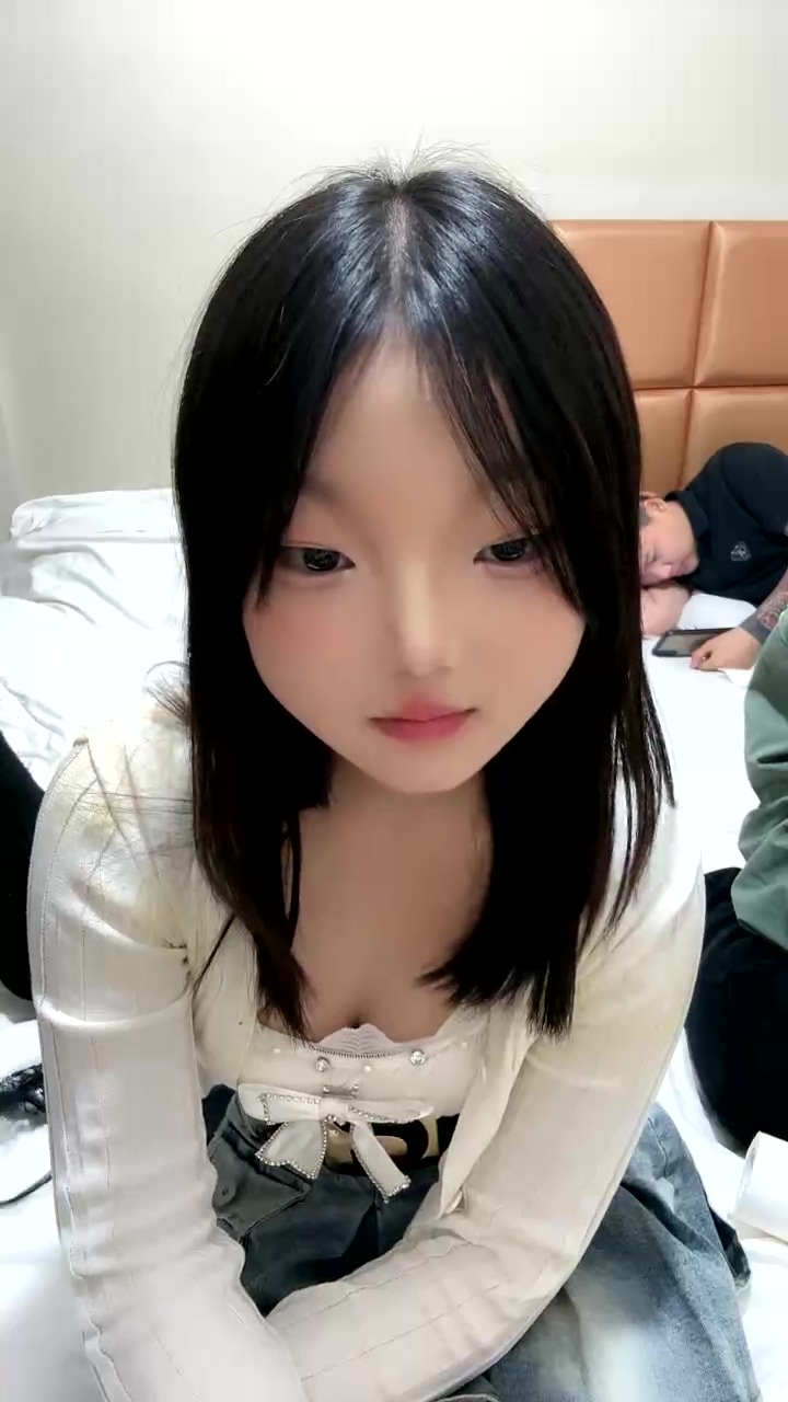 图片[1]-涉世未深的小浪妹被三个社会小哥带到酒店玩4P，全程露脸直播啪啪，骚逼水嫩多汁，被小哥压在身下轮草抽插-老宋小屋