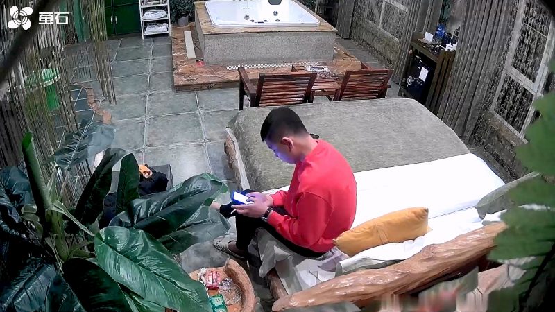 《萤石云破解》大叔酒店浴缸房重金约炮大奶子少妇⭐各种姿势啪啪体力不输年轻小伙-老宋小屋