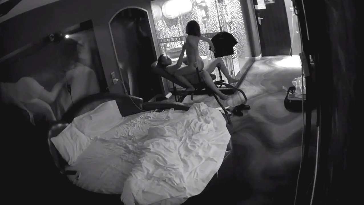 图片[6]-⚫️⚫️情趣酒店真实偸拍男女同事开房偸情，进屋先研究性爱椅如何使用，洗干净后激情互舔骚女上位很疯狂胡言乱语[MP4/1590MB]-老宋小屋