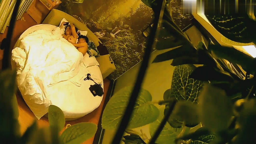 图片[3]-流出酒店绿叶房偷拍??小哥约炮单位眼镜御姐范美女鸡巴太大没几下把人家逼干出血了[MP4/713MB]-老宋小屋