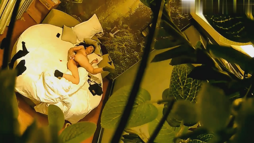 图片[5]-流出酒店绿叶房偷拍??小哥约炮单位眼镜御姐范美女鸡巴太大没几下把人家逼干出血了[MP4/713MB]-老宋小屋