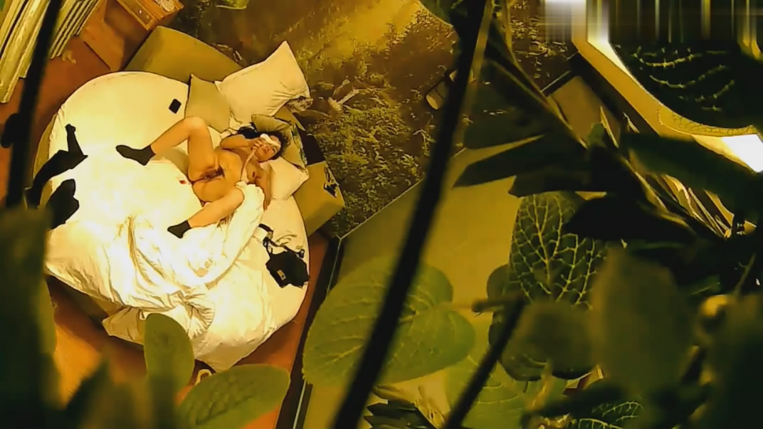 图片[4]-流出酒店绿叶房偷拍??小哥约炮单位眼镜御姐范美女鸡巴太大没几下把人家逼干出血了[MP4/713MB]-老宋小屋