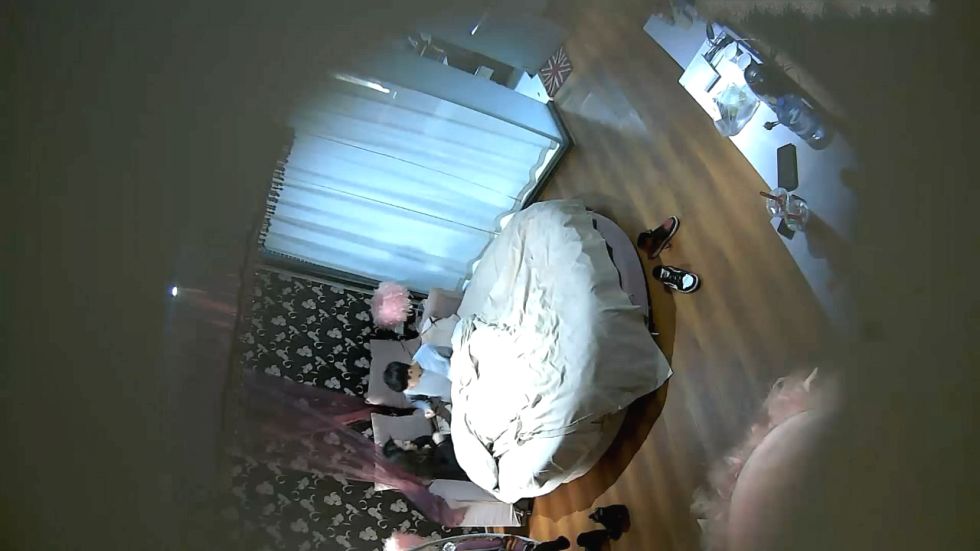 图片[1]-苗条性感的高颜值美女酒店被性欲旺盛的男友用手疯狂扣插嫩穴后猛烈爆操,美女搞的太痛不让操了,只能口爆!-老宋小屋