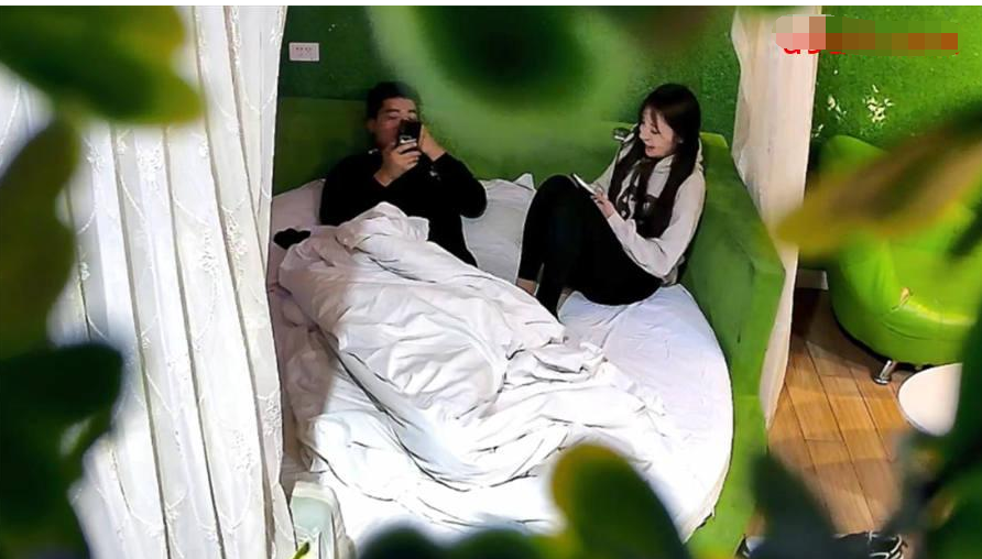 图片[1]-酒店偷拍1-24，网红脸高颜女神，和男友床上嘻哈打闹前期调情 ，最后操了两次-老宋小屋