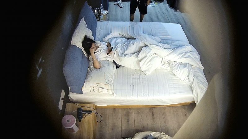 2024-3-10酒店偷拍两位女主 极品JK制服眼镜妹和69互舔淫荡小夫妻-老宋小屋