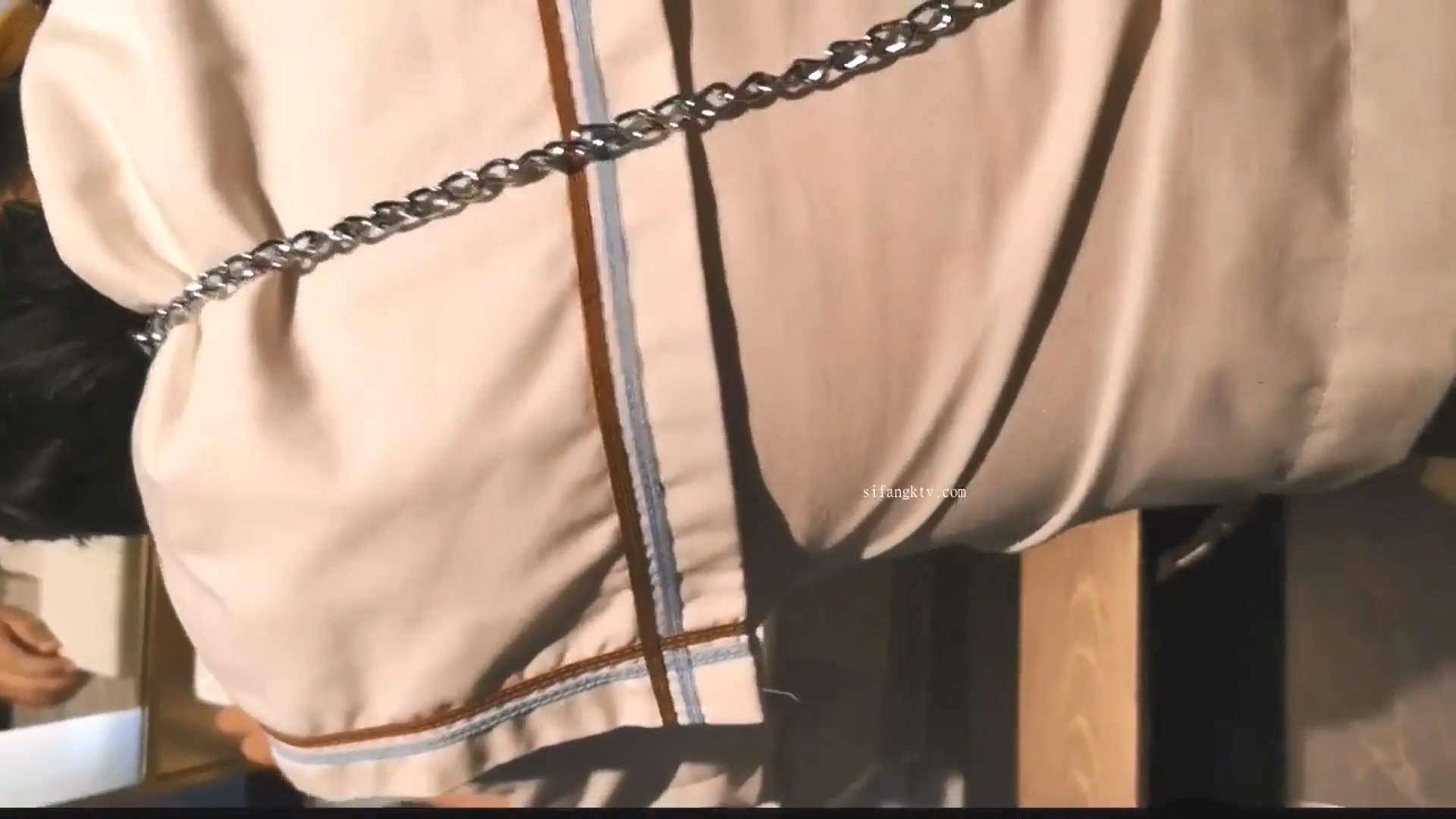 图片[6]-刚高考完的JK女高学妹?被金主爸爸带到酒店戴上项圈狗链调教，穿着真空JK制服就是为了爸爸翻起来直接草 一线天嫩穴被无套内射[MP4/919MB]-老宋小屋