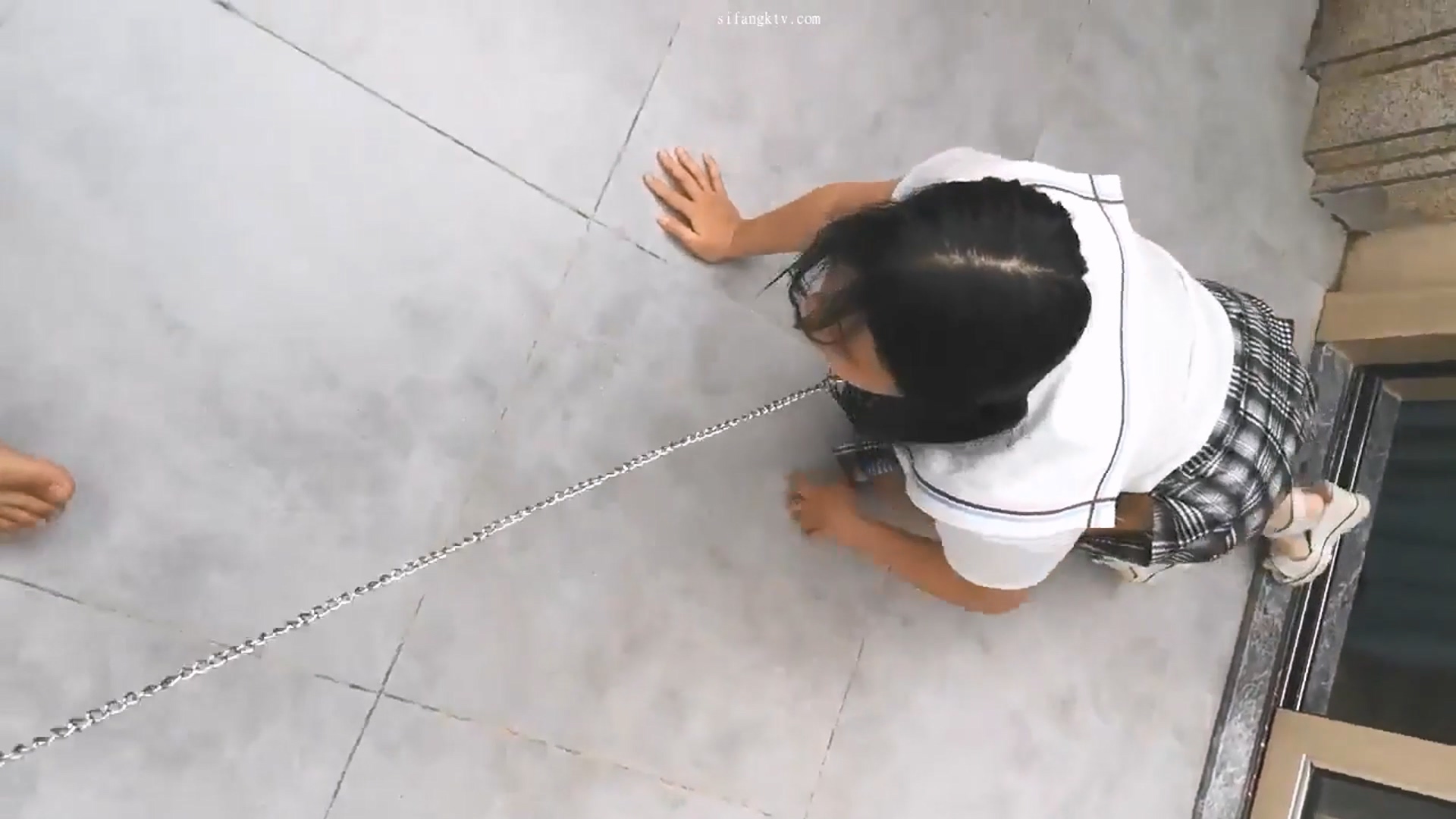 图片[2]-刚高考完的JK女高学妹?被金主爸爸带到酒店戴上项圈狗链调教，穿着真空JK制服就是为了爸爸翻起来直接草 一线天嫩穴被无套内射[MP4/919MB]-老宋小屋