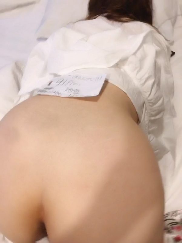 大叔酒店约炮白白嫩嫩的美女同事 把小嫩B玩的通红完美露脸-老宋小屋