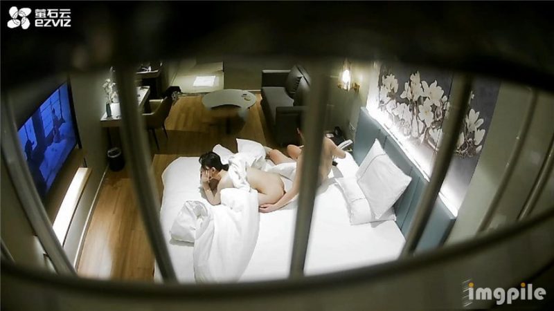 监控破解偷窥纹身哥酒店找白嫩的小姐❤️一边看AV一边学习各种姿势啪啪-老宋小屋